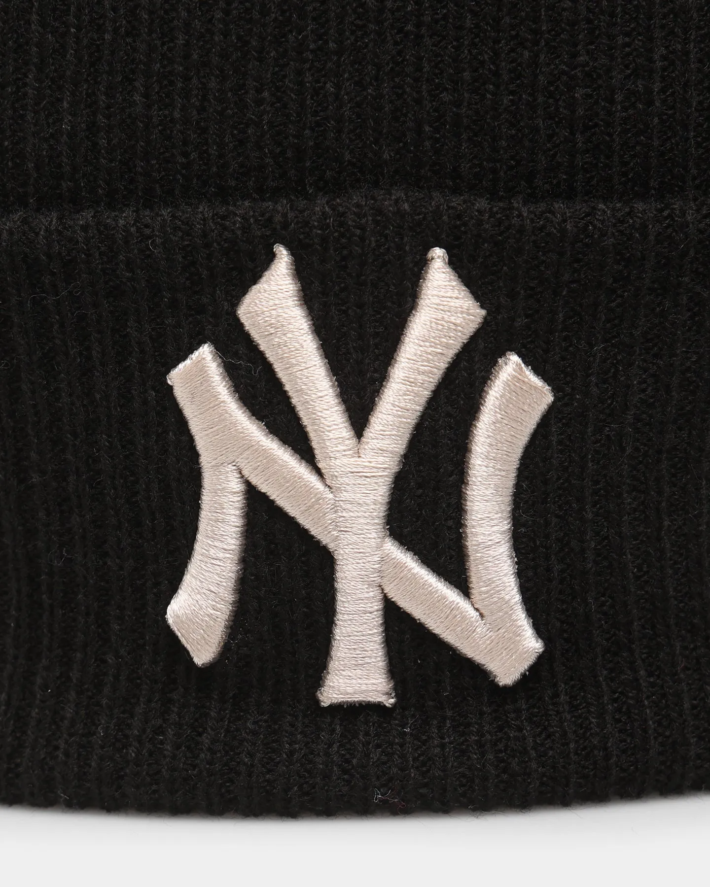 New Era New York Yankees Cuff Thin Knit Beanie Black/Stone