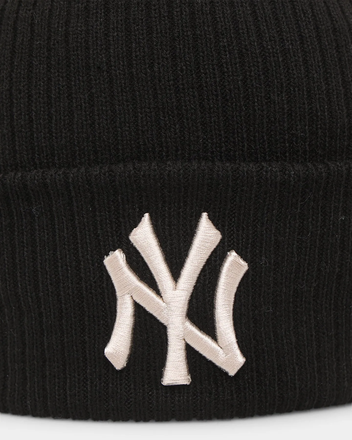 New Era New York Yankees Medium Knit Pom Pom Beanie Black/Stone